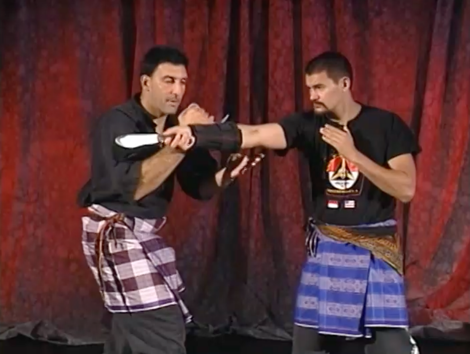 Juego de DVD con cuchillo Karambit indonesio de Steve Tarani