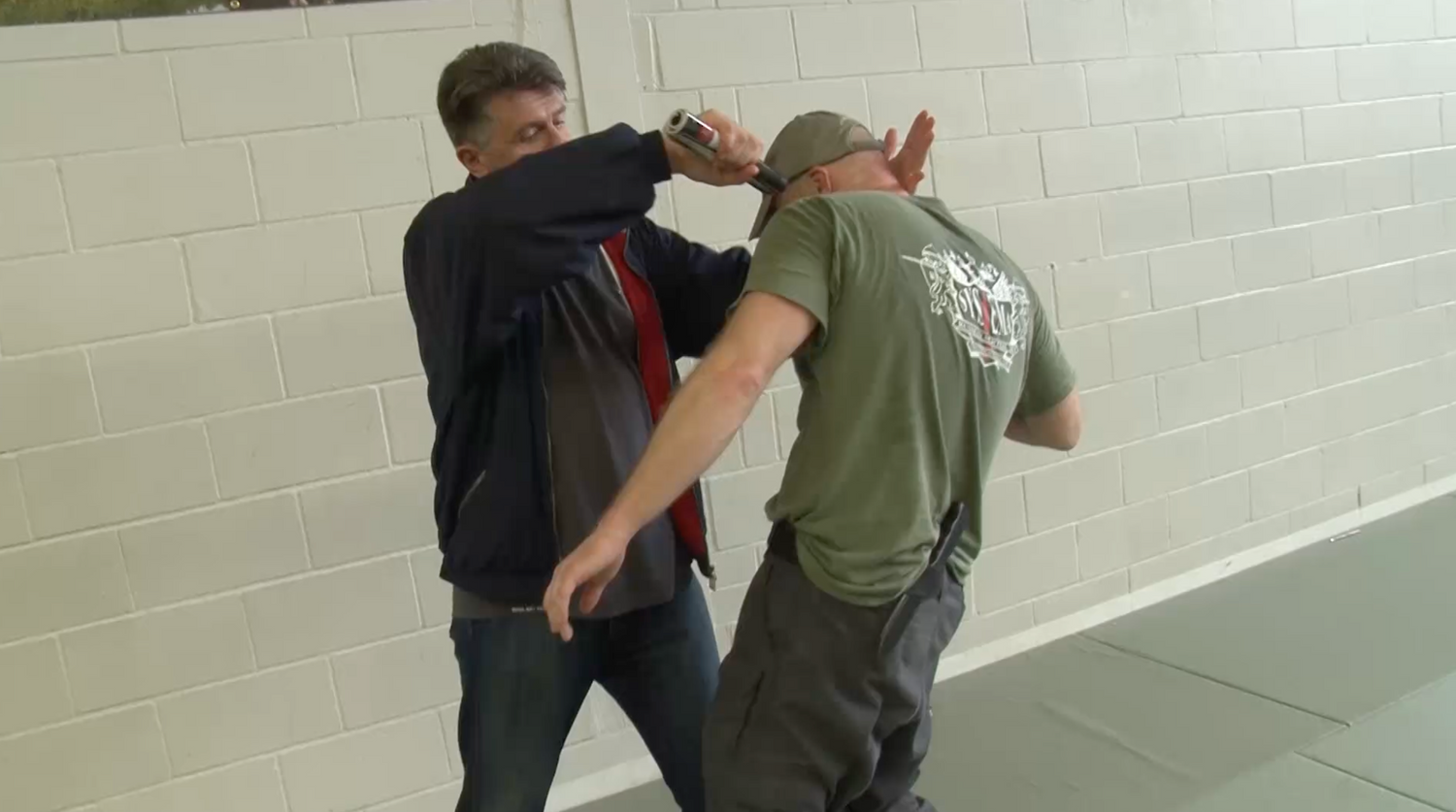 DVD improvisado Vol 2: Siguiente nivel de ropa como arma por Vladimir Vasiliev.