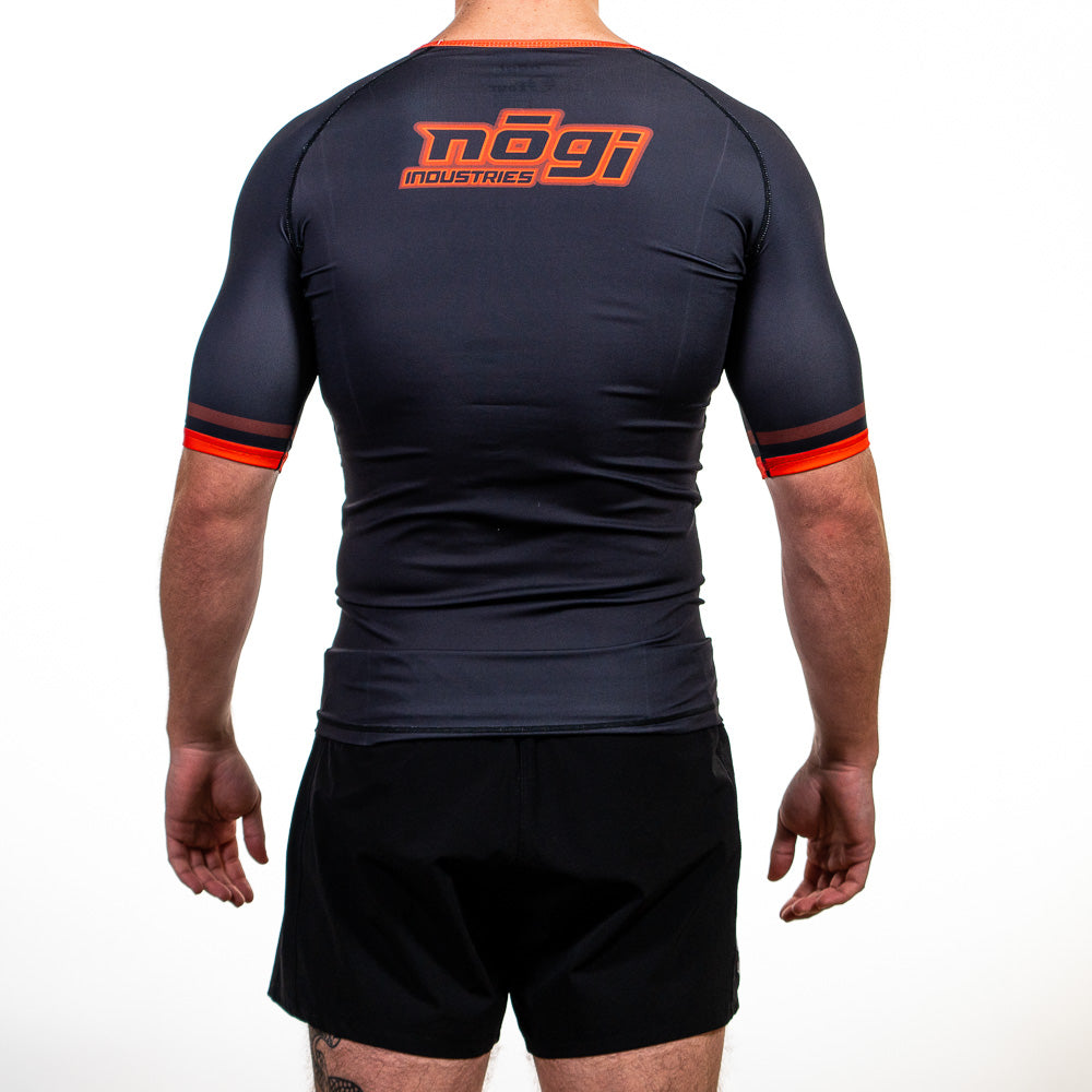 '7Four Rash Guard de manga corta negro