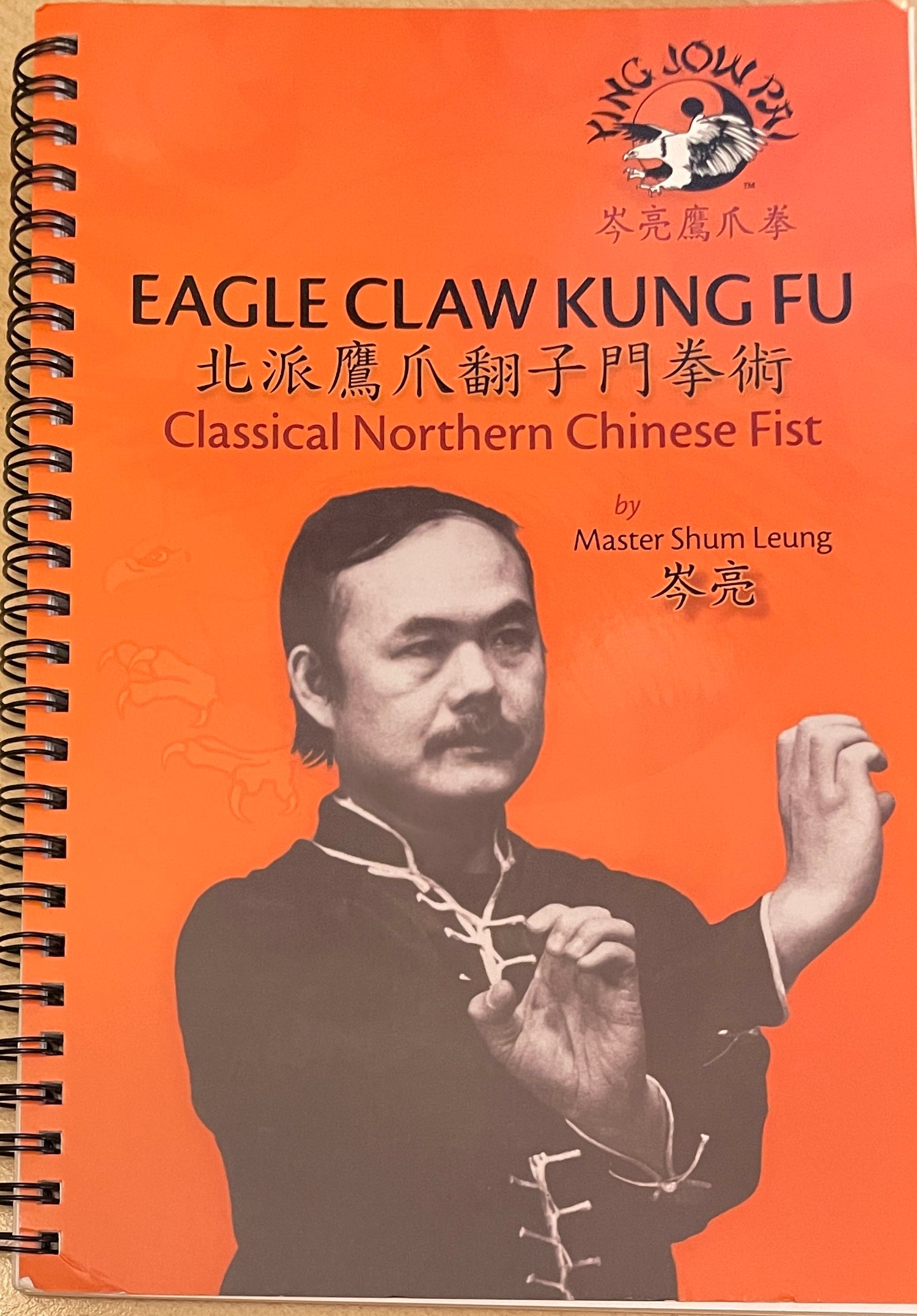 Eagle Claw Kung Fu: Libro clásico del puño del norte de China de Shum Leung (usado) 