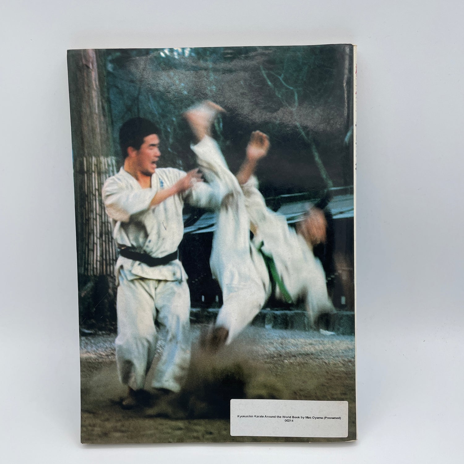 Libro Kyokushin Karate alrededor del mundo de Mas Oyama (usado)
