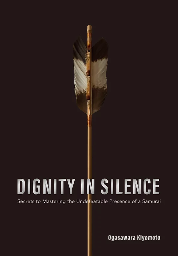 Dignidad en el silencio: Presencia de un libro samurái de Kiyomoto Ogasawara (tapa dura)