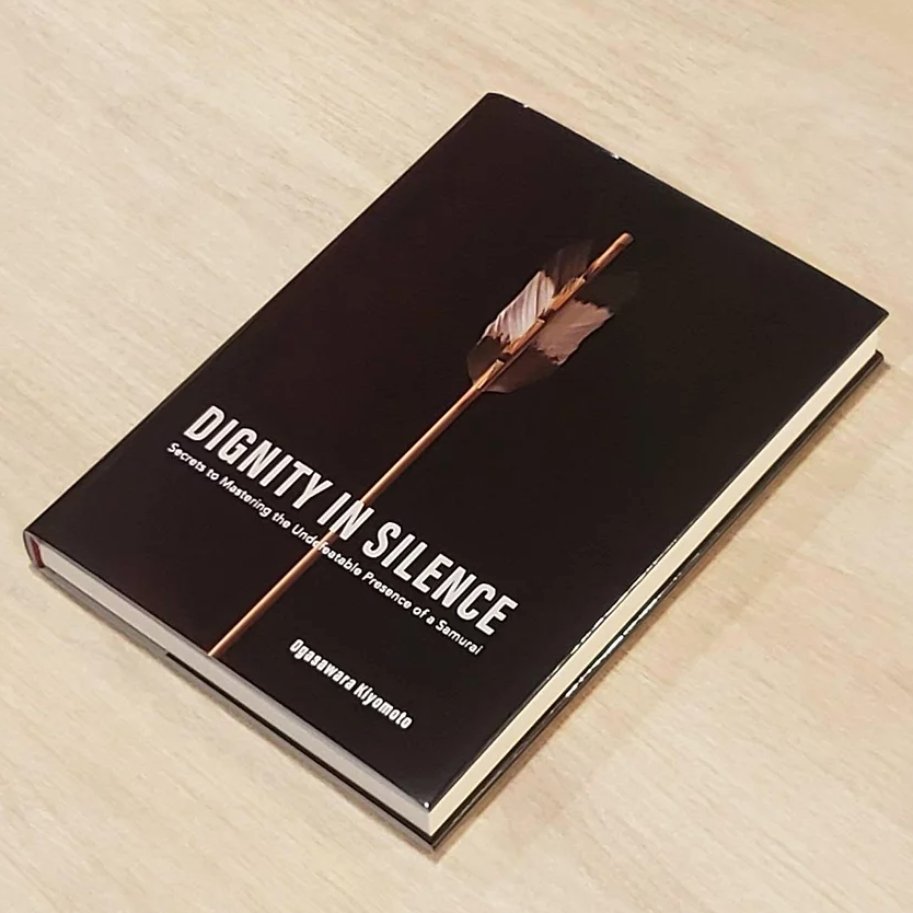 Dignidad en el silencio: Presencia de un libro samurái de Kiyomoto Ogasawara (tapa dura)